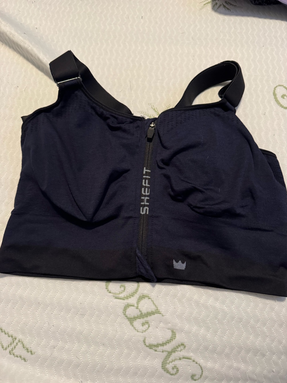 SheFit Black Front-Zip Sports Bra 3luxe. Like new.
Navy/black